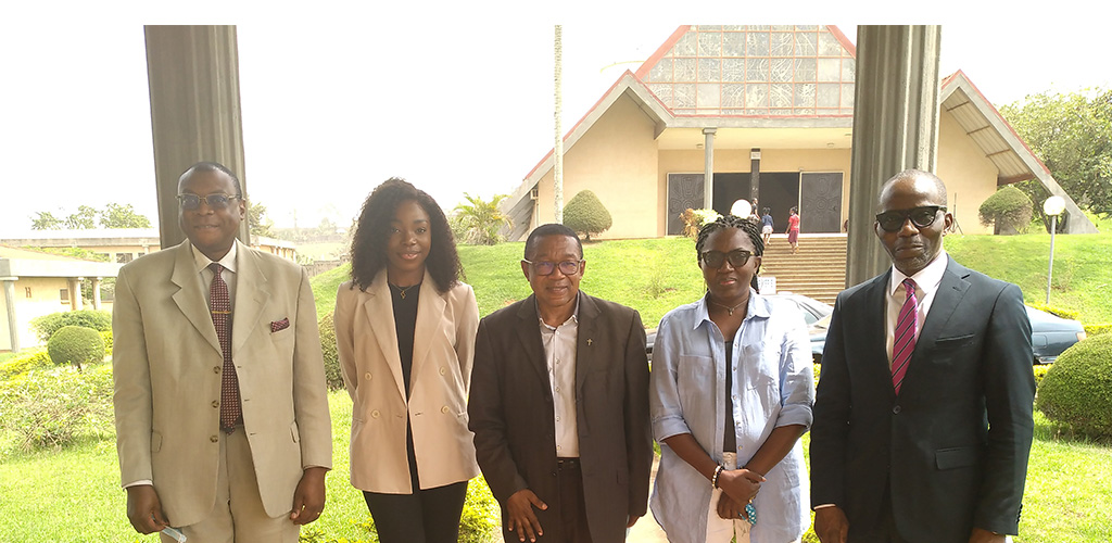 Visite de l’OPEN à l’UCAC, Pr Abé Antoine ESSOMBA FOUDA, président du comité d’organisation du 30ème anniversaire de l’UCAC (au centre), M. F.H. MOUDOUROU, SE/OPEN et ses collaborateurs, 30 mars 2021